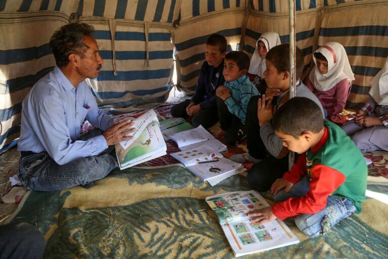 مدرسة-تحت-خيمة-في-إحدى-المحافظات-الإيرانية-الفقيرة