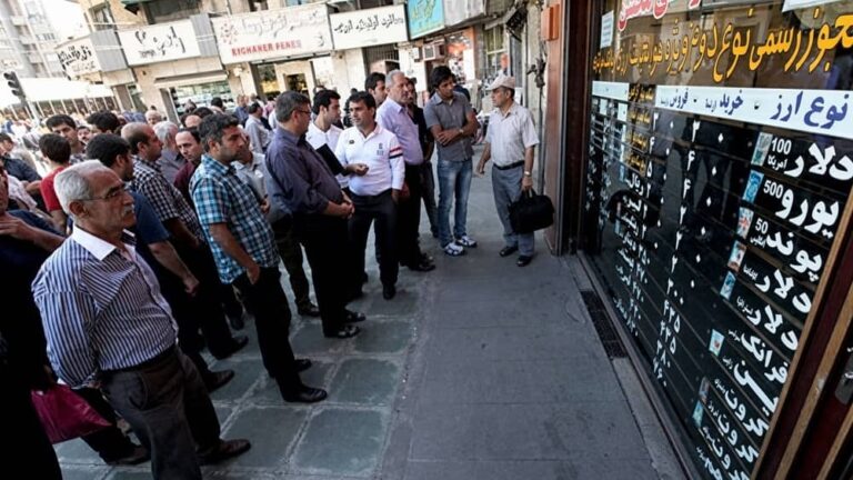 iran-tehran-currency-exchange-crowd