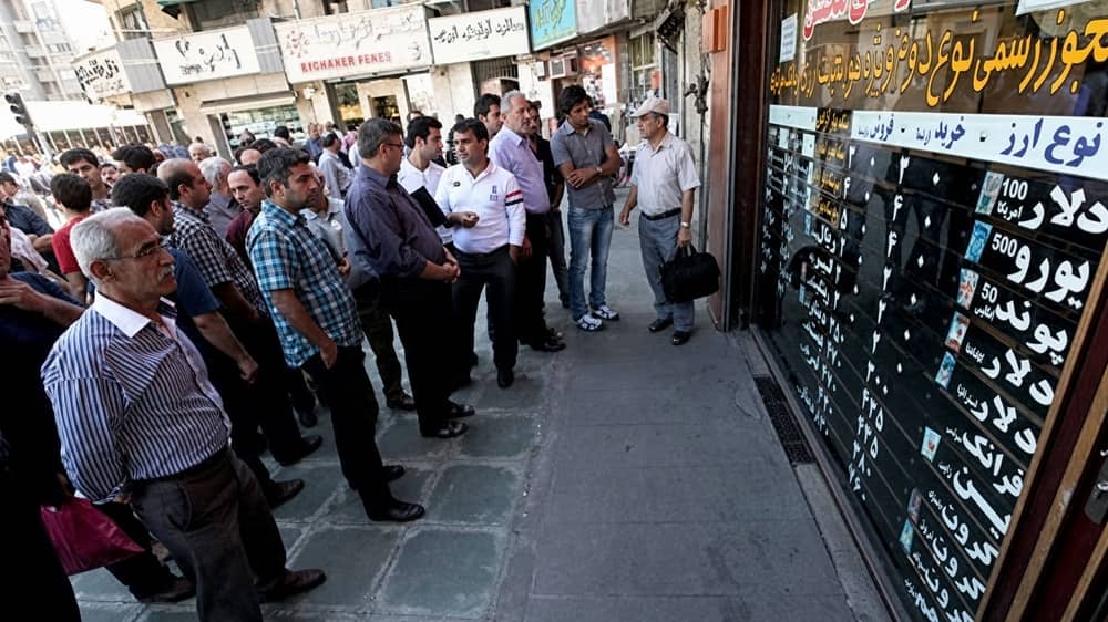 iran-tehran-currency-exchange-crowd