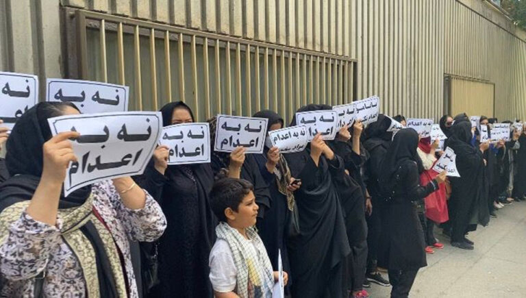 وقفة-إحتجاجية-لأسر-السجناء-المحكوم-عليهم-بالإعدام-في-طهران